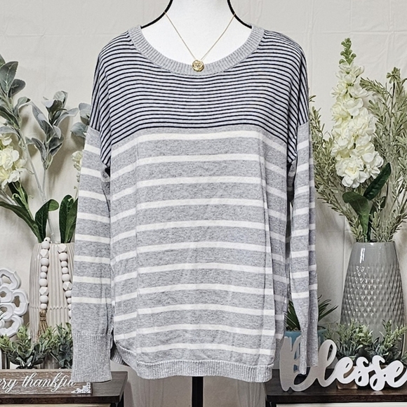 CROWN & IVY | LIGHTWEIGHT COTTON BLEND BACK ZIP OVERSIZED SWEATER - Picture 4 of 13